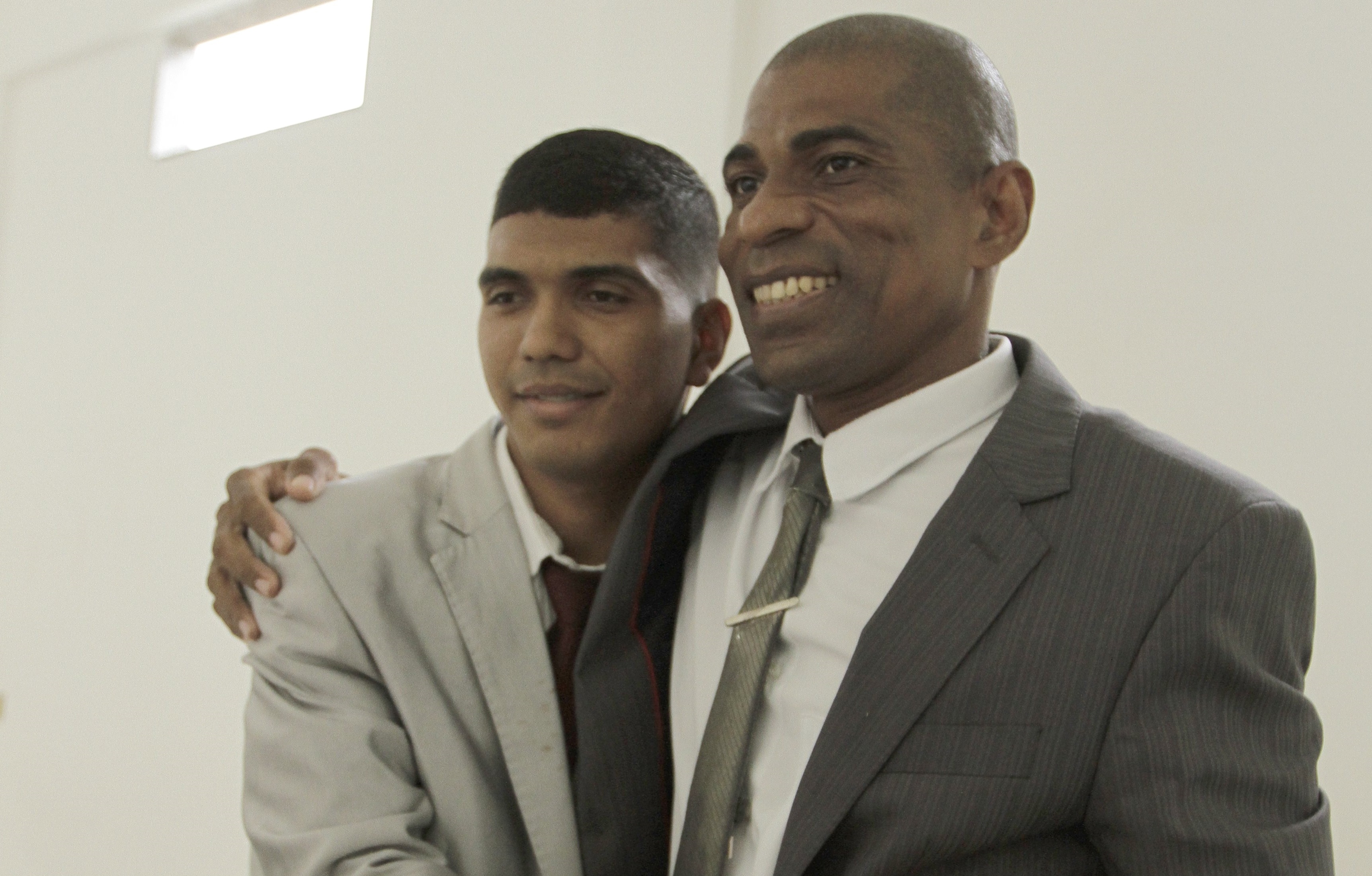 Rivais no mundo do crime, Leonardo Moraes, ex-Leozinho Prostituto e Hélio Calixto, ex-Nego Drama, hoje convertidos na fé, se perdoaram. (Foto: Antonio Moreira)