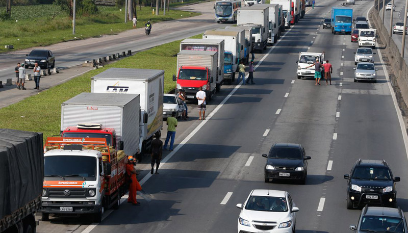 Paralisação dos caminhoneiros na Rodovia Presidente Dutra, no Rio de Janeiro (Foto: Tânia Rêgo/Agência Brasil)