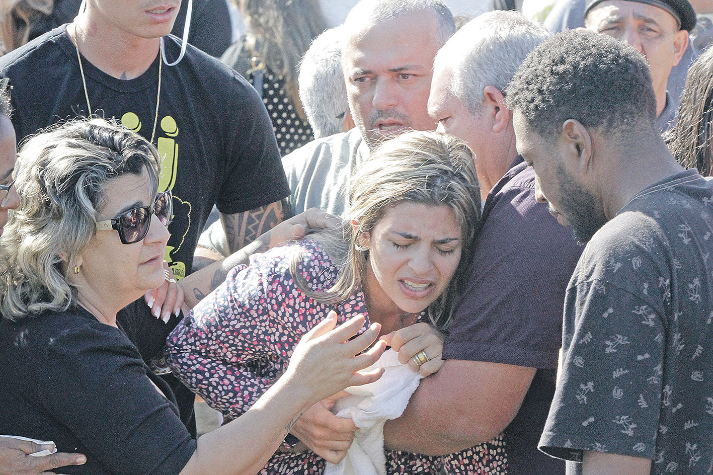 Pastora Juliana em sepultamento dos filhos. (Foto: Antonio Moreira)