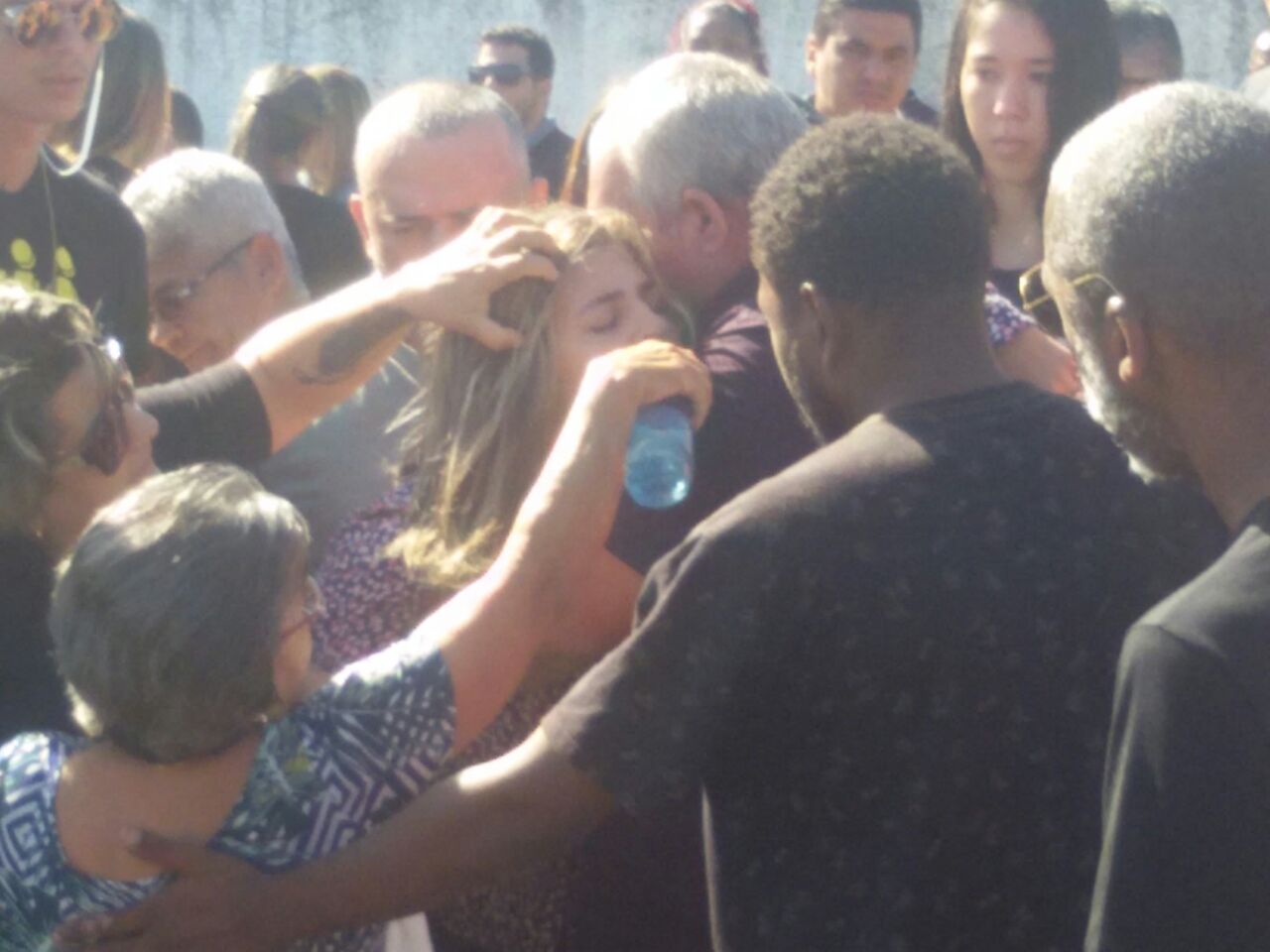 Juliana passou mal e teve de ser retirada de perto do túmulo dos filhos. (Foto: Wilton Junior)