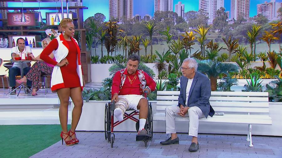 No programa do SBT, que irá ao ar nesta quinta (10), ele fará piada com a própria condição de saúde e receberá o atendimento de uma cuidadora. (Foto: Divulgação)