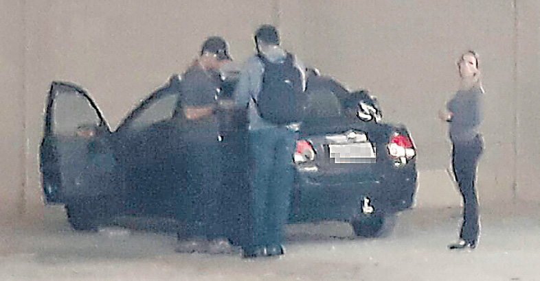 Peritos trabalham no carro que era usado pelo pastor George Alves. O produto usado mostra se há vestígios de sangue. Foto: Wilton Junior
