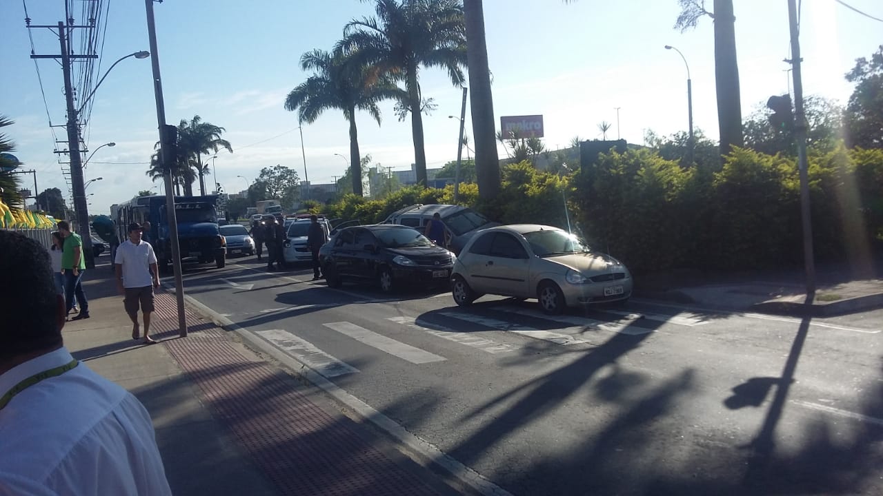 Na fuga, um dos bandidos provocou um acidente na BR-101. (Foto: Simony Giuberti)