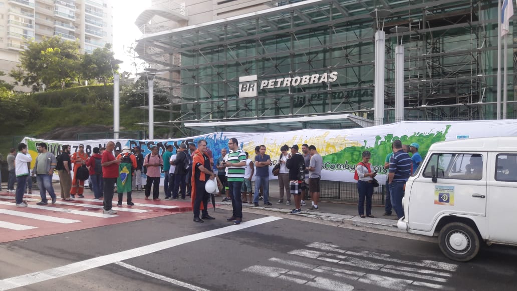 Durante a última paralisação, em maio, trabalhadores fizeram ato em frente a sede da Petrobras em Vitória. (Foto: Weslei Radavelli)