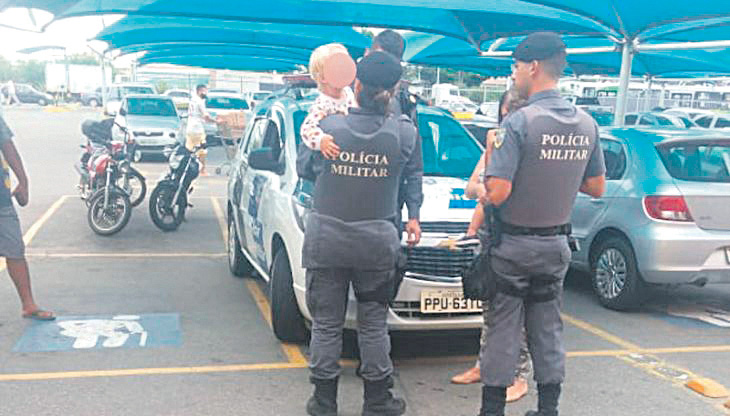 Policiais com o garoto, que foi levado para um abrigo na Serra. Foto compartilhada via WhatsApp