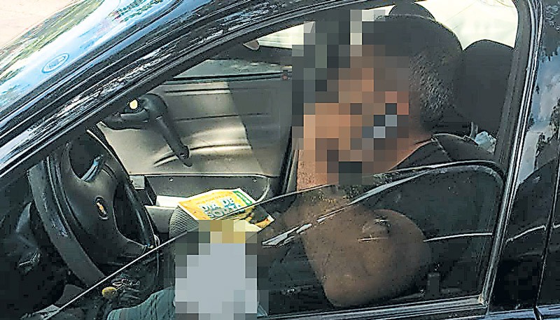 Policial militar deixou o vidro aberto e chamou atenção para ato obsceno (Foto: Divulgação/WhatsApp)