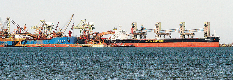 Movimento de navios no Porto de Tubarão cresceu com a reativação da Usina II. (Foto: Kadidja Fernandes)
