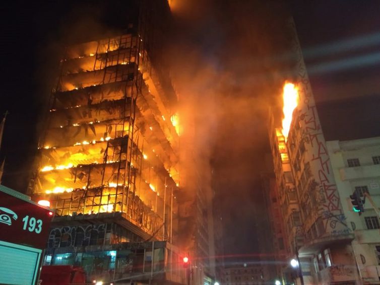 O prédio era ocupado por um movimento social de defesa ao direto a moradia. Foto: Corpo de Bombeiros de São Paulo