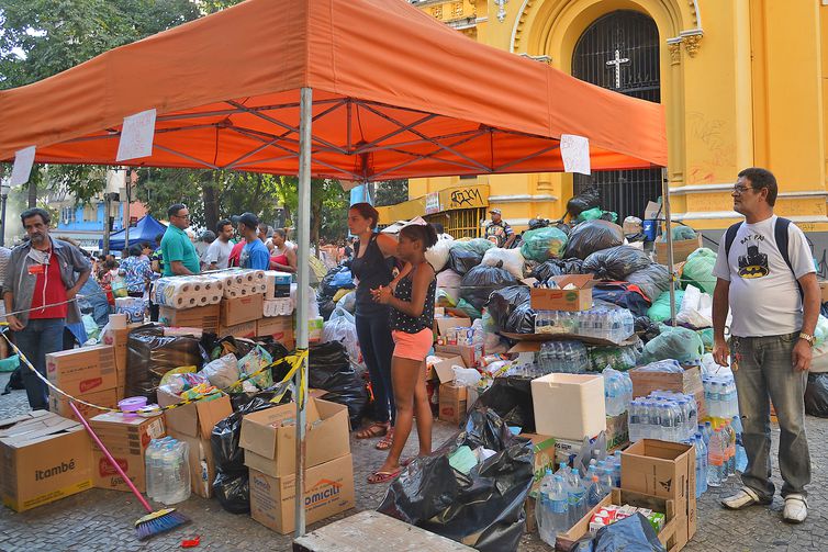 Desabrigados do edifício que desabou recebem doações em frente à Igreja Nossa Senhora do Rosário dos Homens Pretos, no Largo Paissandu, em São Paulo. (Foto: Rovena Rosa/Agência Brasil)