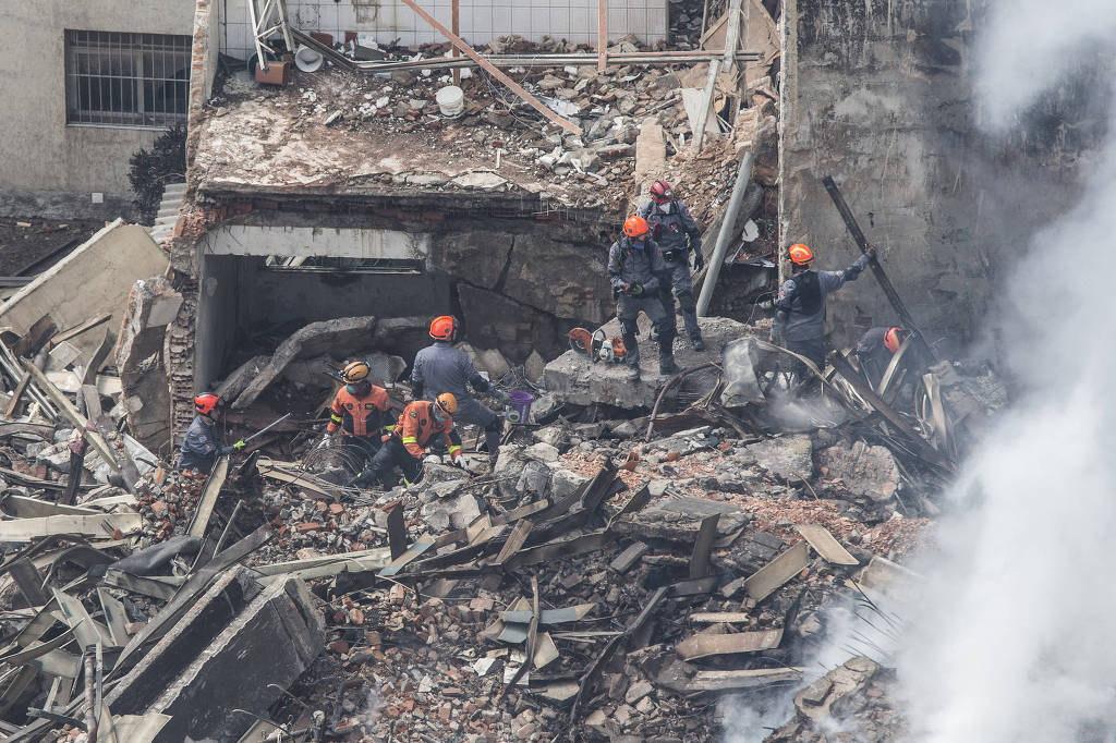 Bombeiros caminham sobre escombros em busca de desaparecidos após desabamento de prédio no centro de São Paulo. Foto: Divulgação. 