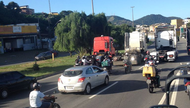Um grupo em favor dos caminhoneiros seguiu de Cariacica para Vitória (Foto: WhatsApp)