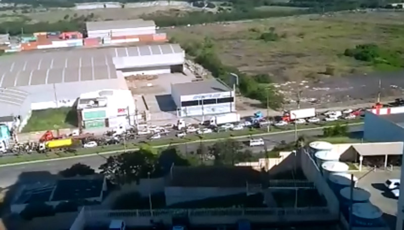 Protesto toma uma das pistas da Carlos Lindemberg (Foto: Reprodução)