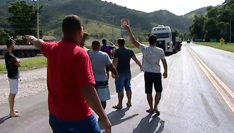 Caminhoneiros alertaram os colegas sobre a paralisação desta segunda (Foto: Reprodução TV Tribuna)