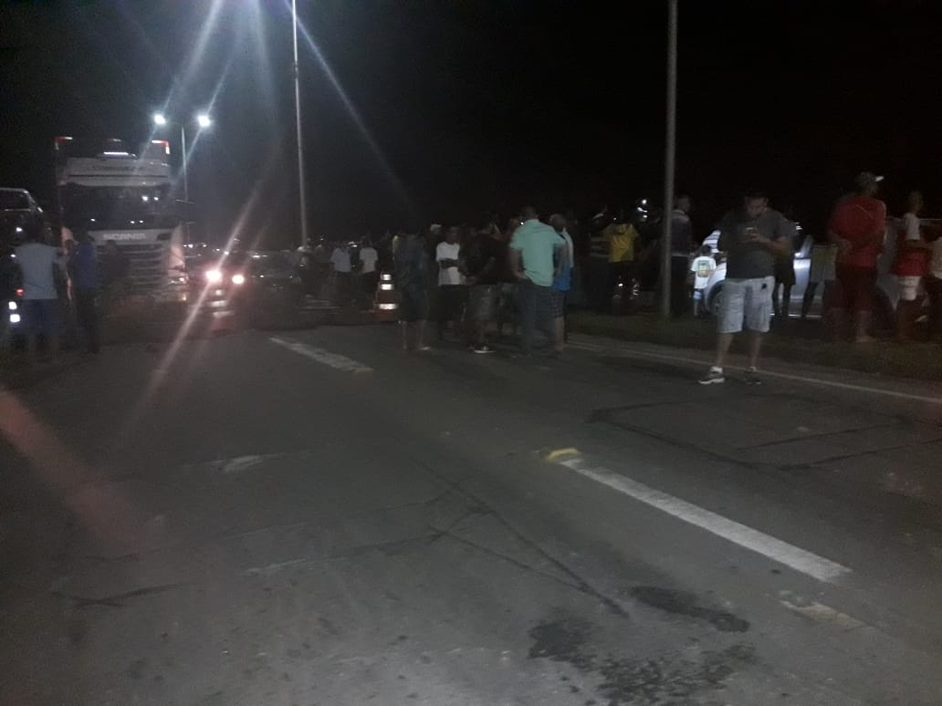 Os moradores interditaram os dois sentidos da Rodovia do Contorno ao longo de quase duas horas (Foto: Divulgação)