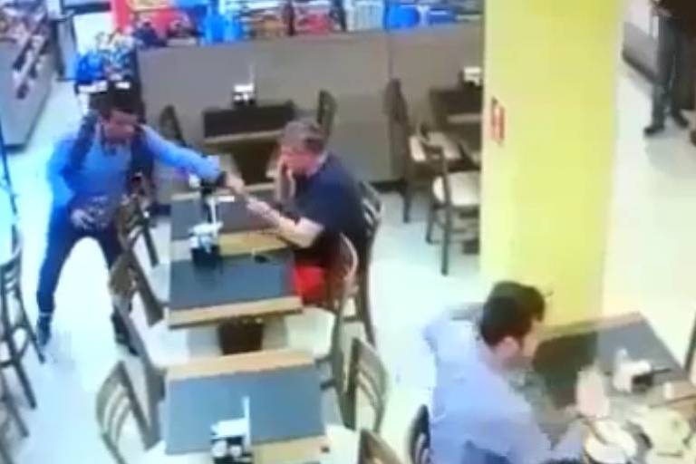 Ladrão pega celular de cliente durante roubo a padaria no Morumbi, em São Paulo (Foto: Reprodução )