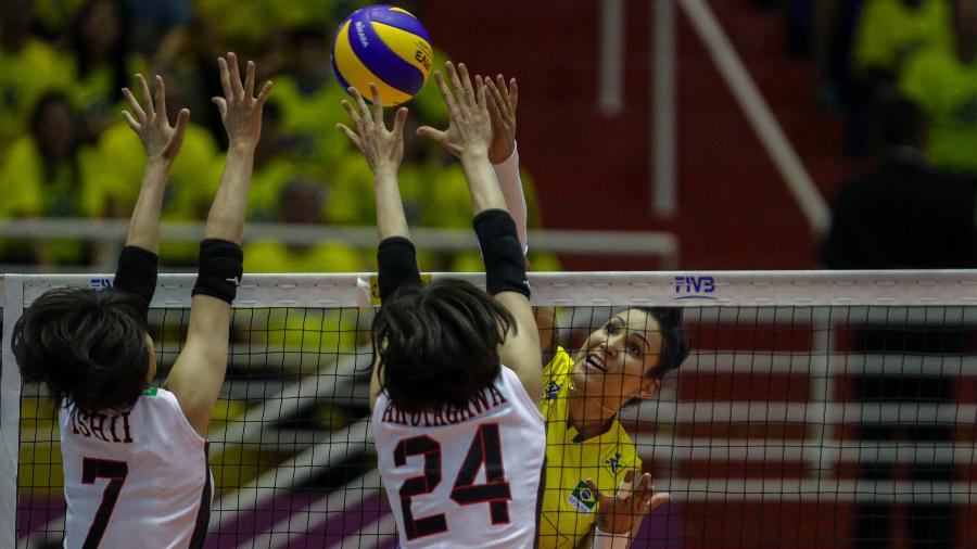Tandara ataca o bloqueio japonês (Foto: Divulgação/FIVB)