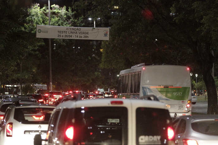 Primeiro teste da faixa exclusiva para ônibus, chamada Linha Verde, na Enseada, ocorreu no último mês de abril. (Foto: Beto Morais)