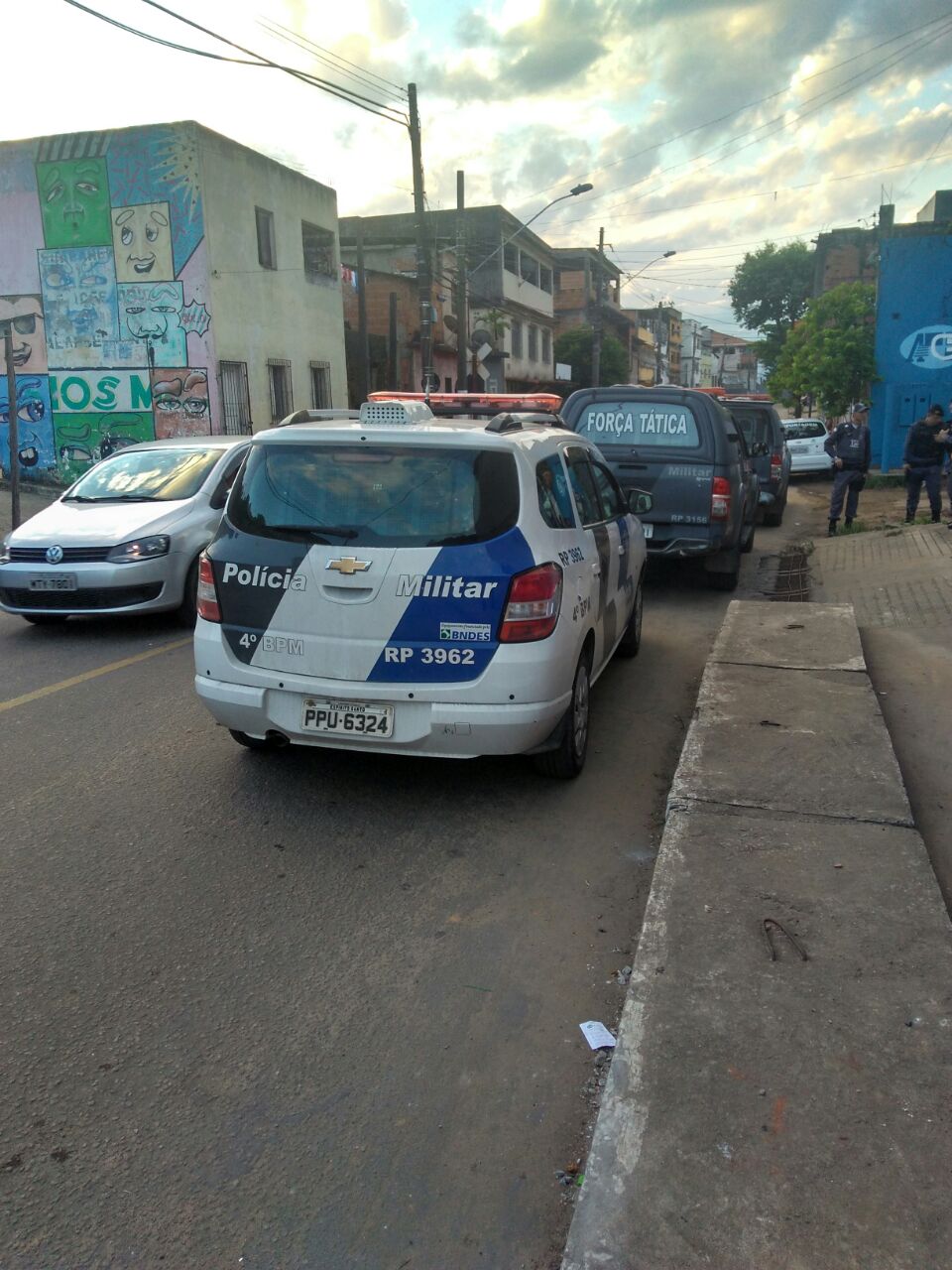 A polícia militar chegou ao bairro após denúncia de moradores. Foto: Kananda Natielly.