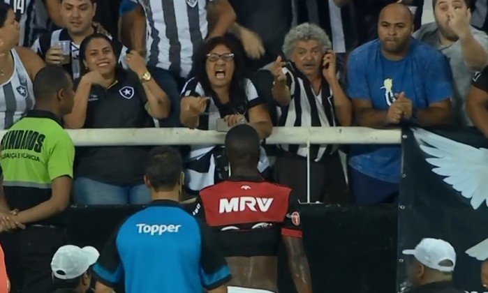 Torcedora do Botafogo faz gesto obsceno e xinga Vinícius Júnior. (Foto: Reprodução/Sportv)