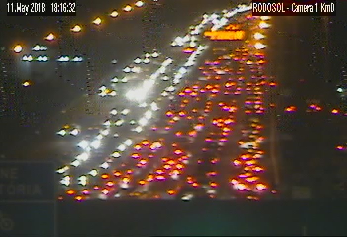 Trânsito é lento no acesso da Terceira Ponte na noite desta sexta (11). (Foto: Reprodução/Rodosol)