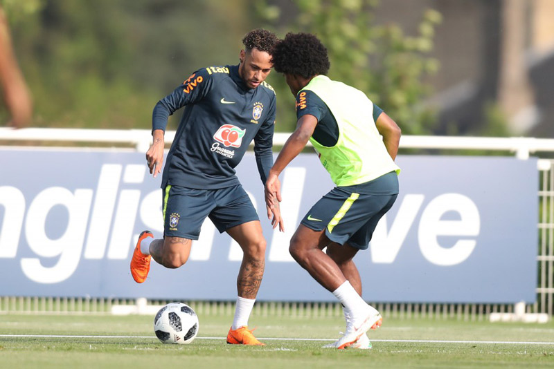 Neymar, durante treinamento da Seleção em Londres (Foto: Lucas Figueiredo/CBF)