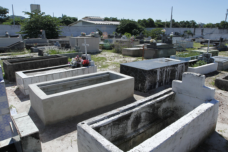 O criminoso entrou em um dos túmulos do cemitério de Santa Inês, em Vila Velha, para se esconder. Foto: Fábio Nunes