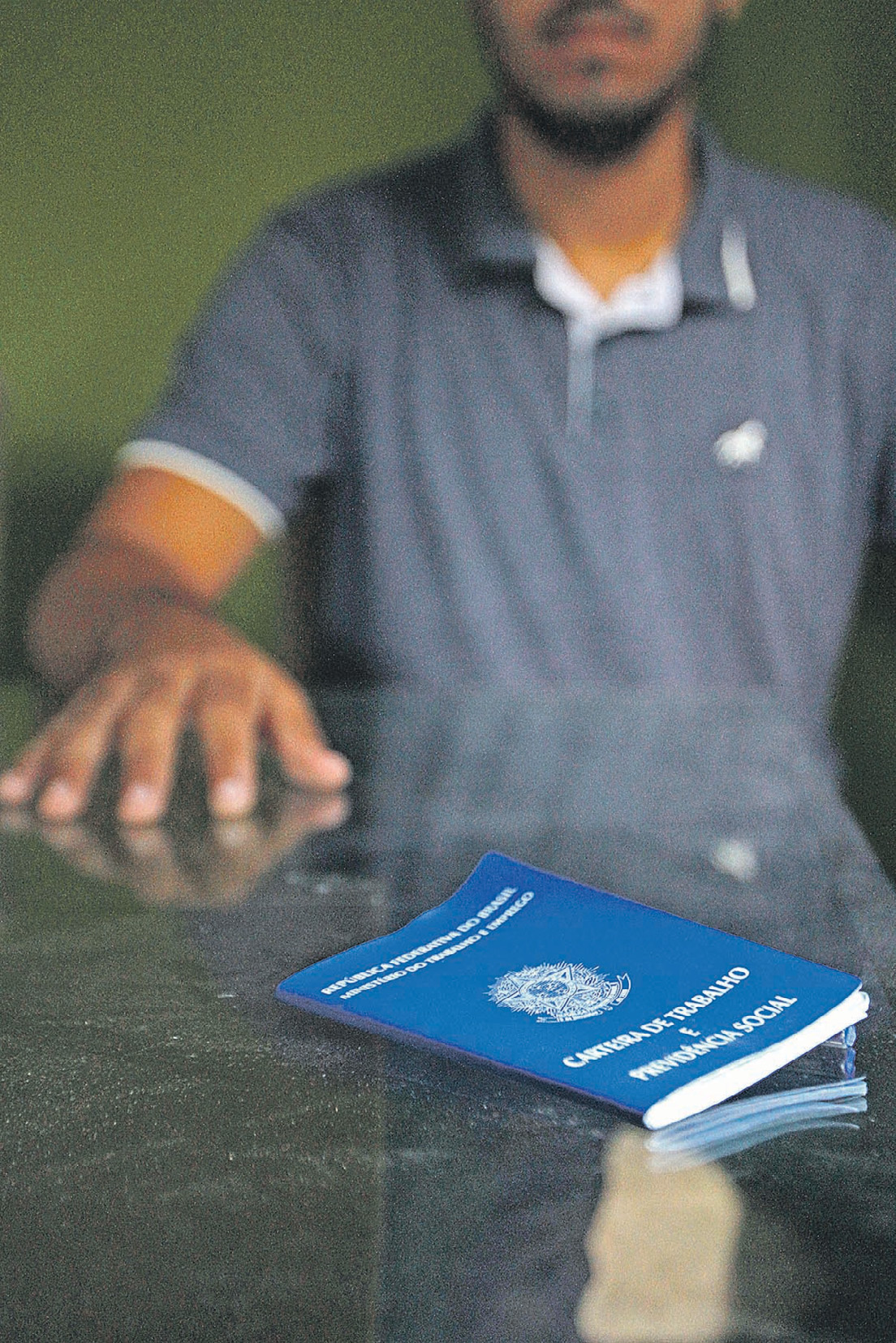 Jovem, que está sem emprego desde o ano passado, mostra carteira de trabalho. (Foto: Rodrigo Gavini)