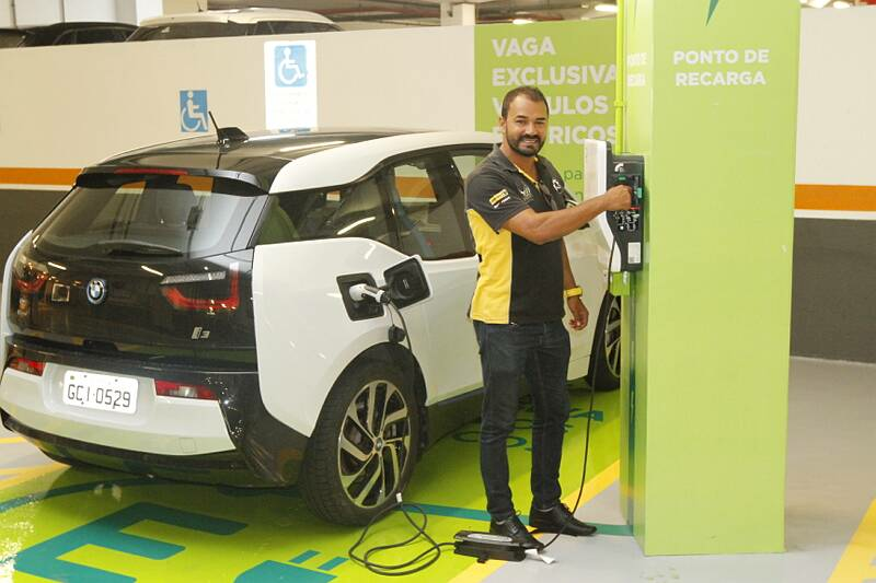 O comerciante Alonso Nunes conta que além de econômico, o carro movido à energia elétrica é silencioso. (Foto: Leone Iglesias)