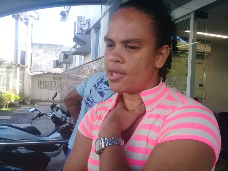 A auxiliar de serviços gerais Vânia Dias Martins encontrou o corpo da mãe (Foto: Jéssica Cardoso)
