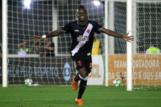 Kelvin comemora após fazer o gol. Foto: Paulo Fernandes/Vasco