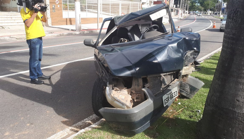 Veículo bateu em um árvore no sentido Centro - Shopping Vitória (Foto: Vinícius Rangel / TV Tribuna)