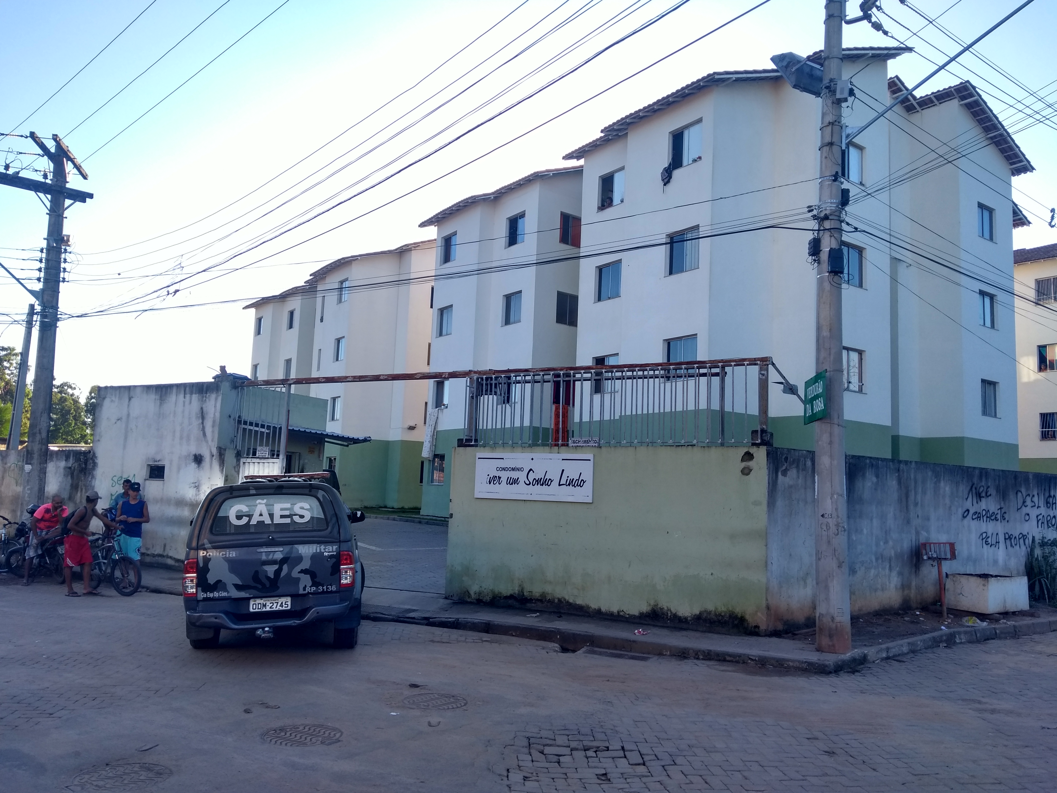 Condomínio popular onde as dez pessoas foram presas em Guarapari nesta sexta (11). (Foto: Roberta Bourguignon )