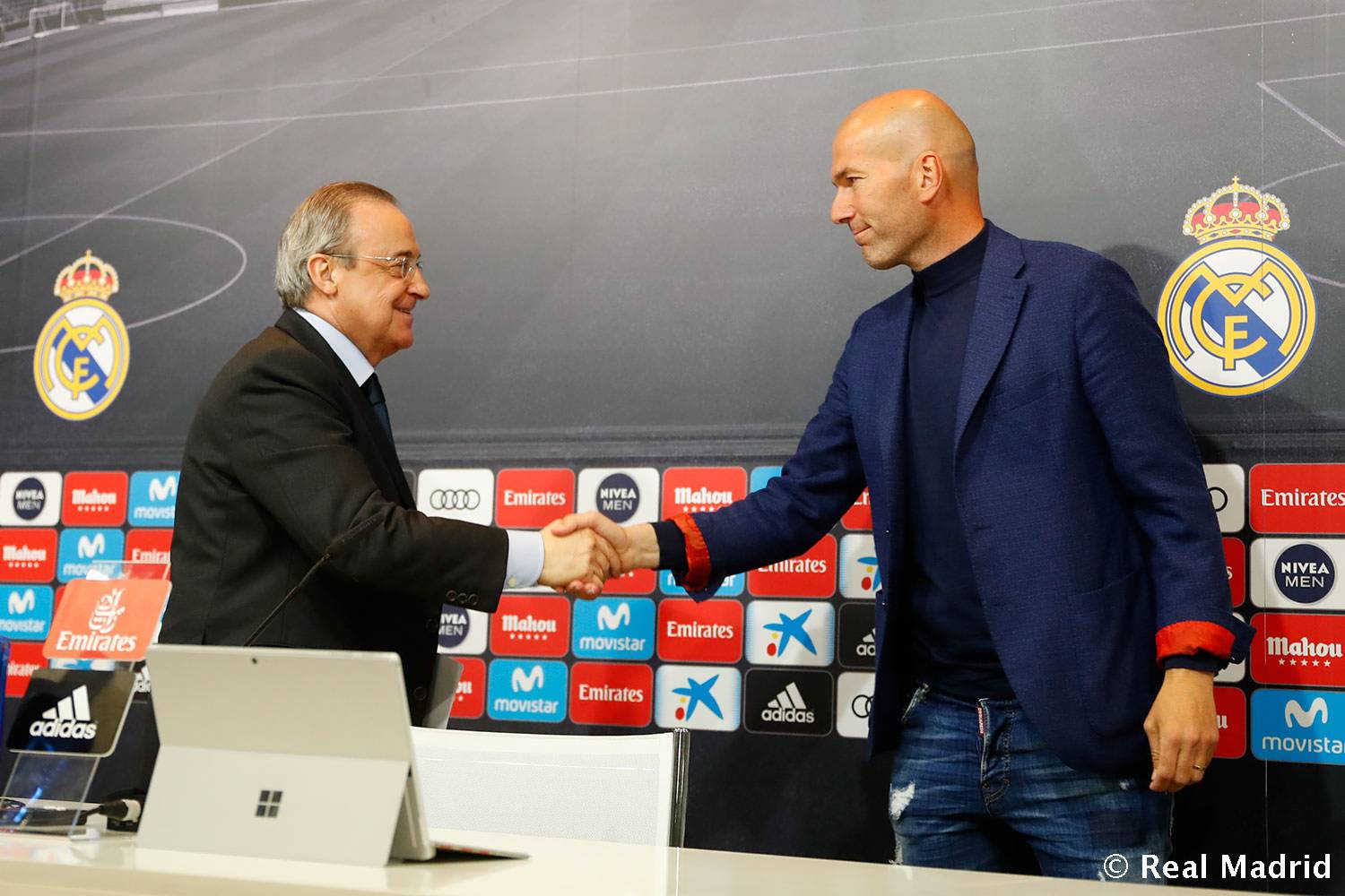 Florentino Pérez se despede de Zidane no Real Madrid (Foto: Ángel Martínez/RealMadrid)