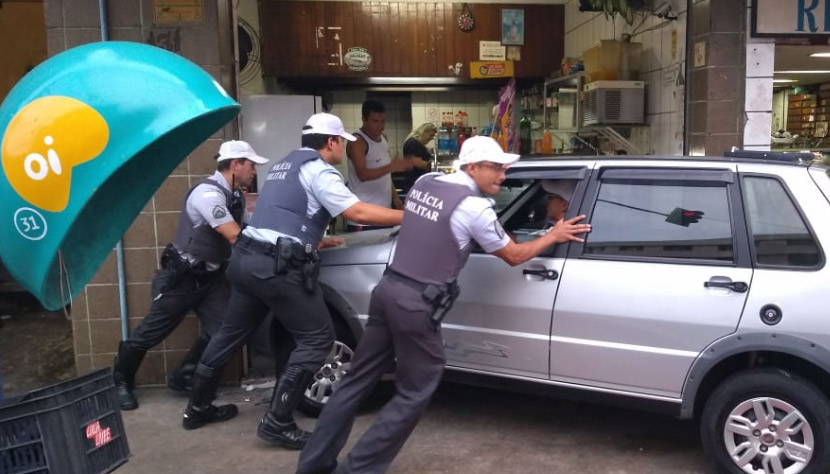 Carro invadiu lanchonete na região Central de Vitória (Foto: Raphael Schuller/TV Tribuna)