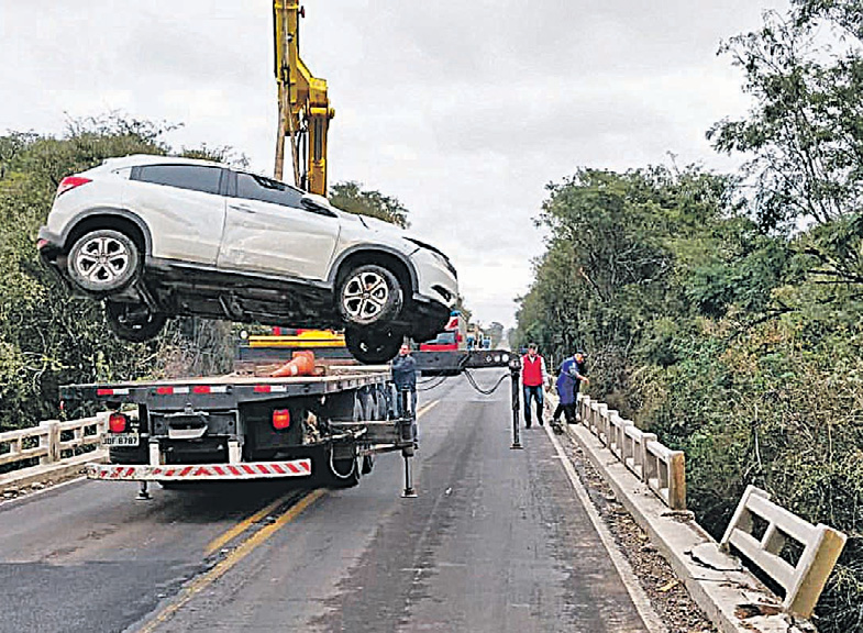 Carro é retirado por guincho. Veículo foi encontrado por motorista de ônibus. (Foto: PRF/Divulgação)