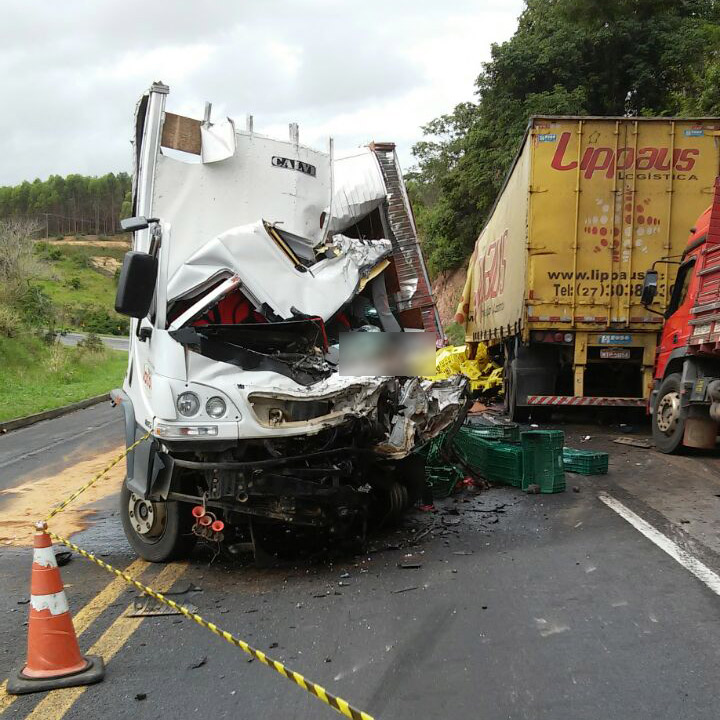 Frente de caminhão ficou totalmente destruída (Foto: WhatsApp)