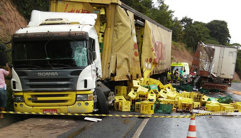 Carga de cerveja acabou espalhada na rodovia por conta do acidente (Foto: WhatsApp)