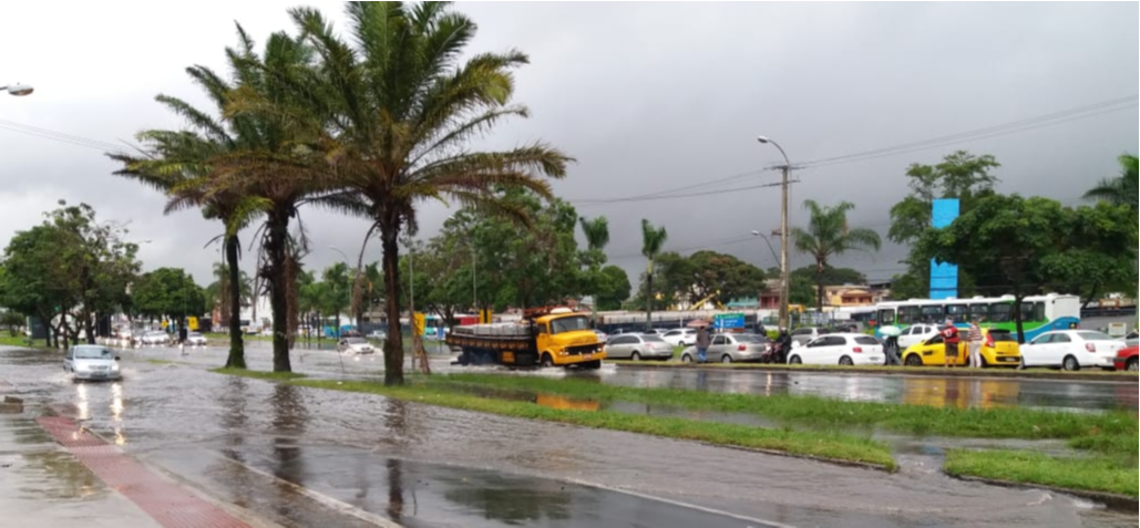 Na BR-101, na Serra, há pontos de alagamento e houve engarrafamento no sentido Vitória nesta manhã. (Foto: Simony Giuberti)