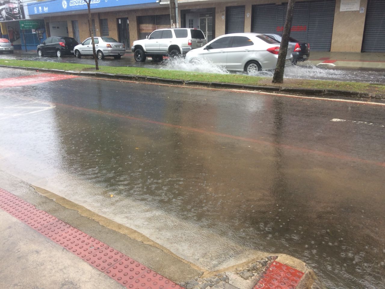 Alagamento na Avenida João Santos Filho, no bairro Ilha de Santa Maria (Foto: Mayra Scarpi)