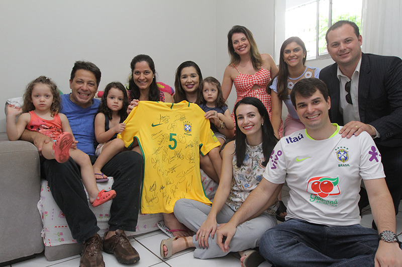 O casal contou que os amigos ajudam a família de diversas formas desde que as meninas nasceram. (Foto: Dayana Souza)