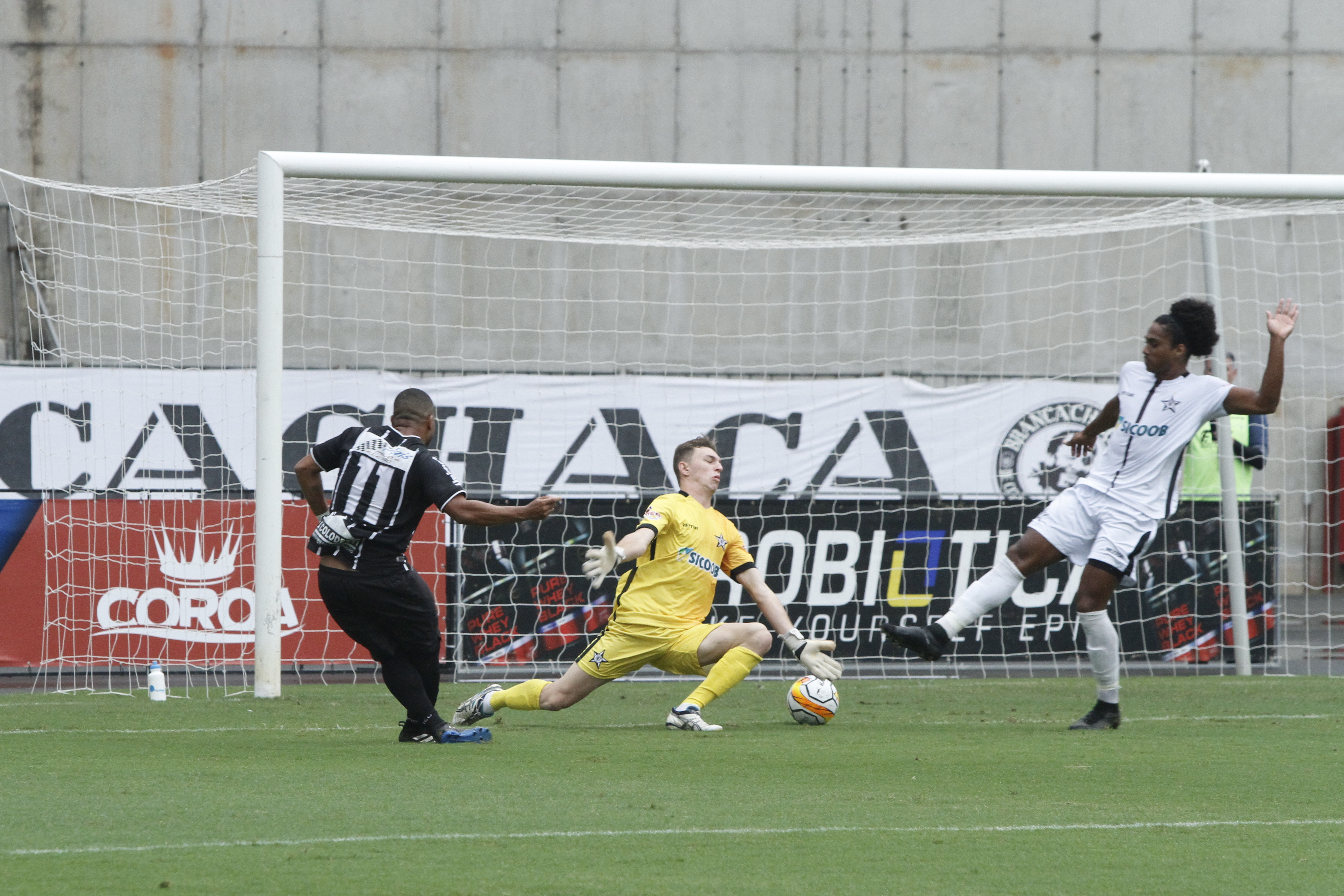 Andinho teve categoria para tirar do goleiro Mártin Becker e deixar o Rio Branco na frente na decisão da Segundinha (Foto: Fábio Nunes/AT)