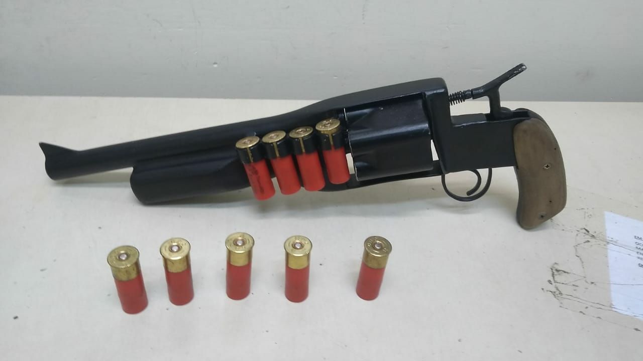 Com o criminoso detido, os policiais encontraram uma arma de fogo. (Foto compartilhada via WhatsApp)