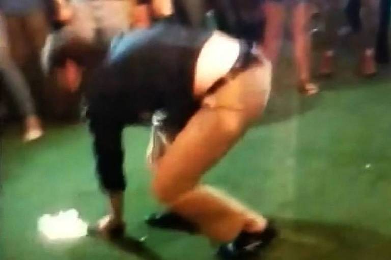Vídeo registra o momento em que a arma do policial disparou (Foto: Reprodução/Twitter)