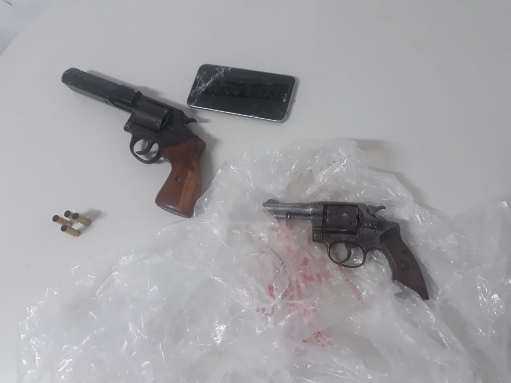 Armas que, segundo os PMs, foram apreendidas com a vítima.