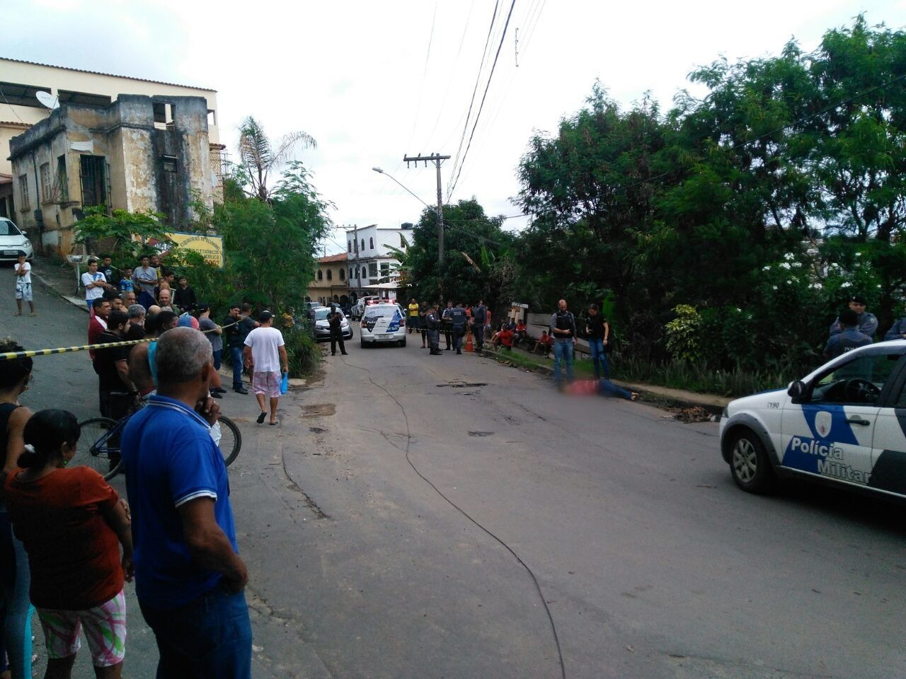 Populares acompanham trabalho da polícia após o assalto. (Foto: Jéssica Cardoso)