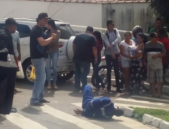 Assaltante fica caído no chão após ser baleado. (Foto: WhatsApp/Arquivo)