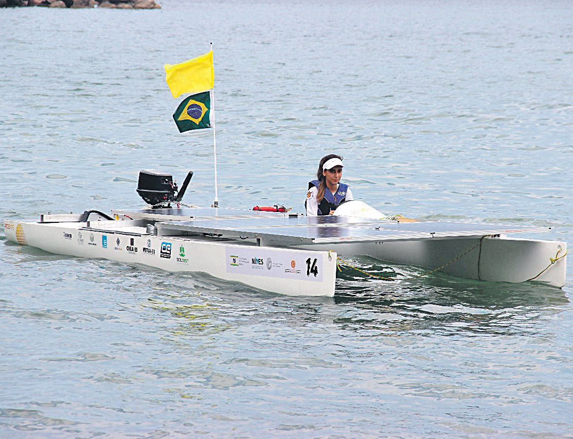 O barco mede 6 metros e é movido pela luz que chega às placas fotovoltaicas. (Foto: Divulgação)