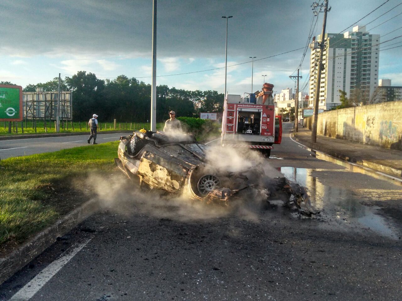 Bombeiros apagam incêndio em veículo. (Foto: Leone Oliveira)