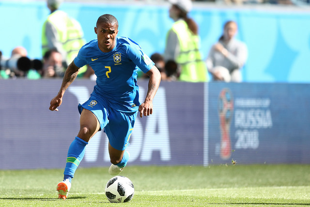 Douglas Costa mudou o lado direito do ataque do Brasil (Foto: Lucas Figueiredo/CBF)