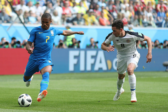 Douglas Costa contra a Costa Rica (Foto: Lucas Figueiredo/CBF)